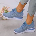 Détail des baskets compensées bleues à strass avec maille respirante et semelles épaisses - 36 / Bleu ciel