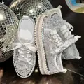 Détail de baskets compensées blanches avec strass brillants et lacets en satin - 36 / Argent