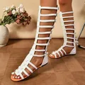 Gros plan sur des sandales gladiateur hautes blanches à brides à boucles et semelle plate - 38 / Blanc