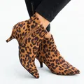 Vue détaillée de bottines à imprimé léopard pour femmes avec bout pointu et talon fin. - 36 / Imprimé léopard