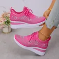 Detail von pinkfarbenen Mesh-Sneakern mit funkelnden Strassmustern und weißer Plateausohle - Fuchsia