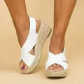 Vue rapprochée de sandales compensées blanches à brides croisées et semelle espadrille tressée - 35 / Blanc