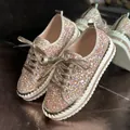 Nahaufnahme goldene Plateau-Sneaker für Damen mit Glitzer-Finish und Strass-Sohle - Gold