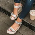 Eleganti sandali con zeppa da donna con motivo a serpente e suola in paglia intrecciata - Fantasia pitonata