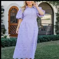 Robe longue élégante brodée lavande avec col POLO dans un cadre de jardin naturel extérieur - S / Robes / Lavande