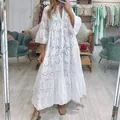Détail de la robe longue blanche en broderie anglaise avec manches cloche - S / Robes / Blanc