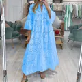 Détail de la robe longue bleu clair à col en V avec broderie anglaise ajourée - S / Robes / Bleu