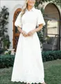 Vue détaillée de la broderie ajourée blanche sur une robe à col POLO et manches - S / Robes / Blanc