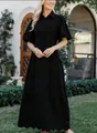 Détail d'une robe noire élégante à col POLO avec broderie anglaise délicate. - S / Robes / Noir
