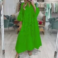 Détail d'une robe longue vert vif à col en V, manches cloche et dentelle ajourée délicate. - S / Robes / Vert