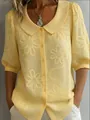 Détail du chemisier rétro jaune avec broderies florales et un col Claudine élégant. - Jaune