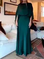 Detailansicht eines dunkelgrünen Satin-Maxikleides mit eleganten Cape-Ärmeln - Dunkelgrün