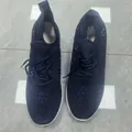 Vue de dessus détaillée des baskets bleu marine pour femmes avec strass brillants. - Bleu foncé