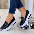 Mocassini platform neri da donna eleganti con fibbia ad H dorata e suola bianca spessa - Nero