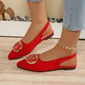 Gros plan détaillé des chaussures plates en daim rouge avec boucle dorée décorative - 35 / Rouge