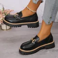 Mocassins à plateforme noirs pour femmes avec boucle dorée élégante et style rétro britannique. - 36 / Noir mat