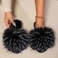 Claquettes élégantes en fausse fourrure noire pour femmes avec texture moelleuse. - 36-37 / Noir