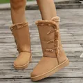 Détail de bottes de neige marron pour femme avec boutons brandebourgs et doublure peluche - 36 / Marron
