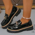 Mocassins à plateforme en cuir verni noir avec chaîne dorée et talon de 4,1 cm - 36 / Noir Brillant