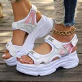 Sandales de sport blanches à plateforme avec accents holographiques roses pour femmes - 35 / Blanc