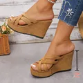 Sandales compensées élégantes en daim camel avec brides croisées et talon haut de 9,9 cm - 35 / Kaki