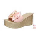 Mules compensées roses élégantes avec nœud en satin et boucle dorée, talon de 9 cm. - 35 / Hauteur de Talon (9cm) / Rose