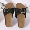 Détail rapproché de mules en liège imprimé léopard noir avec une boucle argentée - 35 / Noir