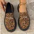 Mocassins à plateforme imprimé léopard avec chaîne dorée et finition en daim doux - 35 / Style de Chaîne