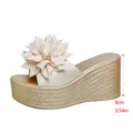 Sandales compensées élégantes pour femmes avec fleur et talon de 9 cm de haut - 35 / Blanc Cassé