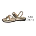 Detailansicht einer goldenen flachen Sandale mit einer Absatzhöhe von 1,8 cm oder 0,71 Zoll - 38 / Gold