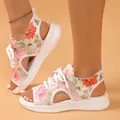 Gros plan de sandales de sport en maille à fleurs avec lacets blancs et semelles souples. - Motif 39