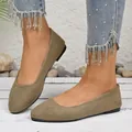 Dettaglio elegante di ballerine a punta in camoscio kaki indossate con jeans decorati - Kaki