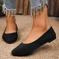 Vista dettagliata delle ballerine a punta in camoscio nero indossate con i jeans - 36 / Nero