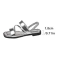 Metallisch silberne flache Sandalen für Damen mit elastischem Riemen, 1,8 cm Absatz - Silber