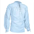 Détail d'une chemise Renaissance bleu clair avec lacets aux manches et buste - Bleu clair