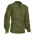 Gros plan d'une chemise médiévale Renaissance vert olive avec des manches à lacets. - Vert