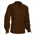 Vue détaillée de la chemise à lacets Renaissance pour hommes marron avec bandages de manches - Café