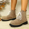 Detailansicht der Damen-Stiefeletten aus khakifarbenem Wildleder mit dicker Sohle - Khaki