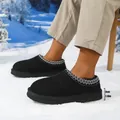 Vista detallada del cuello con patrón étnico en zapatillas de botas de nieve negras - 36 / Negro
