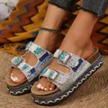Detailweergave van trendy platform slippers met glinsterende strass en blauwe turkoois - 35 / Wit
