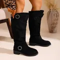 Eleganti stivali slouch in pelle scamosciata nera da donna con fibbie decorative - 36 / Nero