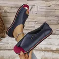 Dettaglio dei sandali romani bassi blu navy da donna con fibbia e design a anello - 35 / Blu scuro