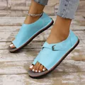 Dettaglio di sandali piatti in pelle azzurra con fibbia e design con anello per alluce - 35 / Celeste