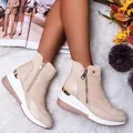 Elegantes botines con cuña beige para mujer con cremallera lateral y detalle de cocodrilo - 35 / Beige