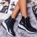 Detalle de botines de cuña negros en ante con costuras de patrón de cocodrilo - 35 / Negro