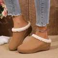 Mules de plataforma caqui para mujer con forro de pelo sintético y costuras blancas - 36 / Marrón