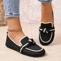 Detailweergave van zwarte gebreide loafers met strik en crème bies. - 36 / Zwart