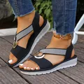 Schwarze Damen Keilsandalen mit Metallschnalle und gewebtem Riemen im Freien abgebildet. - 36 / Schwarz (E9902)