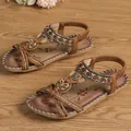 Detailansicht böhmischer flacher Sandalen mit Perlenstickerei und Strasssteinen. - 38 / Leinenbraun