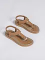Primer plano de sandalias bohemias marrones con tira en T y suela blanda - Caramelo